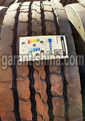 Bridgestone M-Steer 001 (руль-карьер) 315/80 R22.5 156/150K 20PR - Фото протектора с этикеткой вблизи